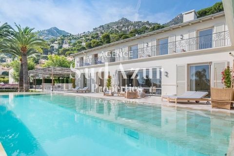 Superbe propriété, vue mer panoramique, 10 mn en voiture de Monaco ou Cap Ferrat sur un très grand terrain. Elle se compose d'une villa principale, d'un pavillon invités, d'une maison de gardien, d'un appartement pour le personnel. Deux piscines, cou...