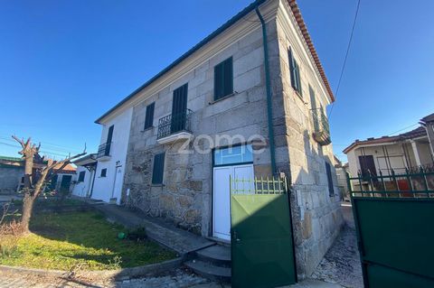 Identificação do imóvel: ZMPT573149 Sunlit house composed of:On the ground floor: - Kitchen: Spacious kitchen with a window in aluminum framing and double glazing, good solar exposure, and a door leading to the common area of the house. Built-in cabi...