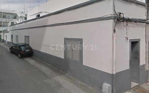 This 3 bedroom property is located in the center of Olhão and has three bathrooms, making it an excellent opportunity for those looking to invest. The privileged location offers easy access to services, commerce and transportation, making it attracti...