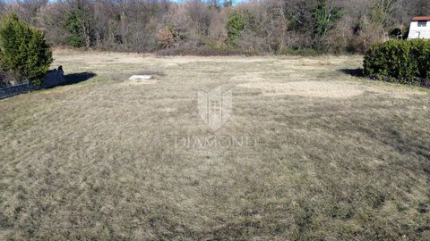 Location: Istarska županija, Labin, Labin. We are selling an excellent building plot in Labin. The plot is located only 1 kilometer from the old town of Labin and 3 kilometers from the sea. The plot is excellent, large and flat, and water and electri...