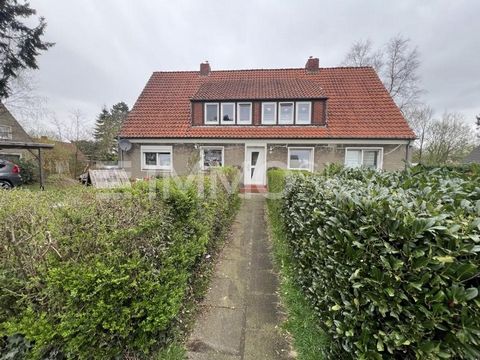 In einer malerischen, stillen Seitenstraße im Herzen von Bremen-Vegesack erwartet Sie ein gepflegtes Mehrfamilienhaus mit vier charmanten Mietparteien. Das Anwesen ist von üppig grünen Hecken, Blumenbeeten und majestätischen Bäumen umgeben, die eine ...