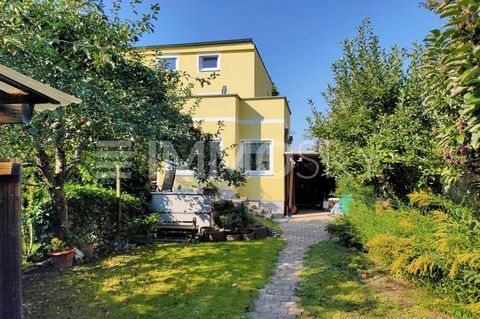 Una casa que ofrece espacio para todos ¡Bienvenidos a casa! Esta espaciosa casa adosada en esquina de 1957 ofrece mucho espacio para uso individual en una superficie habitable de aprox. 218 m². La propiedad se distribuye en tres plantas y consta de u...