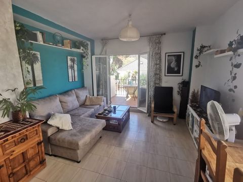 Fantastic apartment located in the Cerros de Aguila area, 10 minutes from the beautiful beaches of Cala de Mijas. It is a very spacious home with a bedroom and built-in wardrobe with an en-suite bathroom. The very large living-dining room of 23 m2 an...