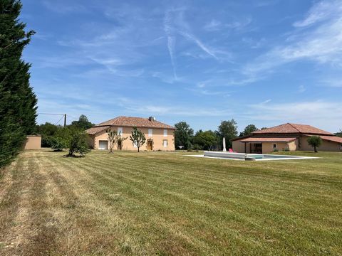 Découvrez cette propriété unique, ancienne ferme de 1861, avec ses dépendances sur un terrain de plus de 8000 m², située à proximité immédiate d'un axe routier principal, entourée de champs et à seulement 5 minutes du village de Masseube. La maison e...