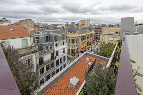 Estudio T0 en venta en el centro de Oporto Apartamento tipo estudio con una superficie bruta privativa de 48 metros cuadrados, situado en el corazón de Oporto. La zona social incluye un salón y una cocina integrada, así como un baño de cortesía. La c...