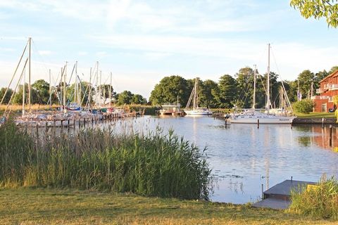 Nella città lagunare di Ueckermuende, questa casa galleggiante si trova direttamente sul bordo del porto, nelle immediate vicinanze del fiume Uecker che scorre oltre e non lontano dalla spiaggia sabbiosa. La regione protetta direttamente sulla costa ...