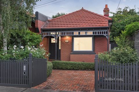 Prachtig onderhouden, elegant Edwardiaans karakter definieert dit solide bakstenen huis, met lichte interieurs en warme houten vloeren in een privétuin. Een introductie in de rozentuin, een uitnodigende entree met loodlicht en hoge plafonds, schilder...