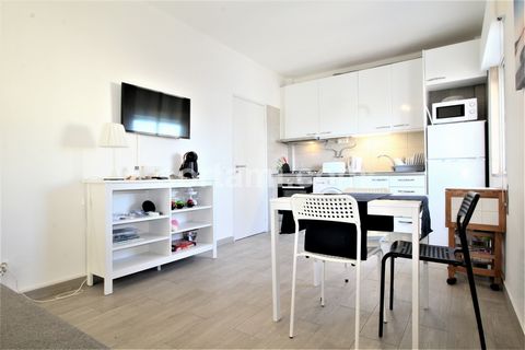 Magnifique appartement vue mer, à Quarteira ! Récemment rénové, cet incroyable appartement se compose d'une chambre, d'une salle de bain complète, d'un salon, d'une cuisine équipée et d'un balcon avec une vue magnifique sur la mer. Inséré dans une co...