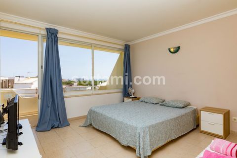 Ausgezeichnetes Studio-Apartment in Vilamoura. Es besteht aus einem Wohnzimmer mit großen Fenstern, die Zugang zu einem geräumigen Balkon bieten, einer voll ausgestatteten Küche, einem Badezimmer, einem Parkplatz im Erdgeschoss und einem Abstellraum ...