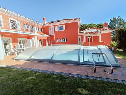 Luxe villa in Quinta da Beloura I, verdeeld over 3 verdiepingen, typologie T7, van traditioneel ontwerp, in uitstekende staat. Ingevoegd in een kavel met een totale oppervlakte van 1.967 m2, met 231 m2 overdekte oppervlakte en 1.736 m2 onoverdekte op...