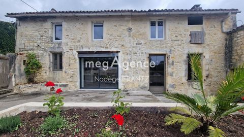 Je vous présente cette charmante Charentaise, idéalement située dans un environnement calme. Cette maison traditionnelle offre un potentiel considérable pour ceux qui souhaitent réaliser leur projet de rénovation et créer leur maison de rêve. Au rez-...