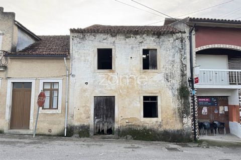 Identificação do imóvel: ZMPT573340 House to Renovate in Ferraria, Barcouço Located in Largo da Capela, Ferraria, Barcouço, this villa is an excellent opportunity for those looking for a renovation project. With a total plot of 180 m² and a construct...