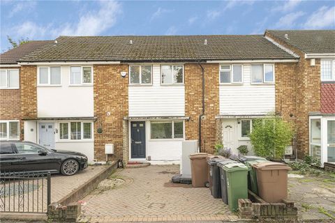 Video/Virtual Tour Viewings Available. We are delighted to present this newly refurbished and welcoming two-bedroom, one-bathroom maisonette in Chingford, E4. With approximately 700 sq. ft. of living space, a generous garden, and parking in a quiet c...