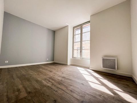 Apartment T3 with terrace on the 1st floor with 2 bedrooms in a completely renovated residence rue Scévvole de Sainte marthe on the Plateau de Poitiers in the city center. Beautiful light in this apartment whose living room overlooks the outside, ope...