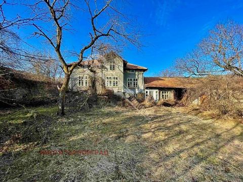 Imoti Tarnovgrad biedt u een huis met twee verdiepingen in het dorp Kramolin, op 25 km van de stad Tarnovo. Sevlievo. De woning is gelegen aan twee straten die het hele jaar door toegankelijk zijn. De woning heeft een totale bebouwde oppervlakte van ...