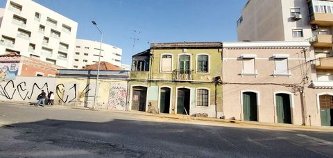 Building for reconstruction or raising floors in the Center of Setúbal. Residential and commercial building Main Features: Residential building with 2 floors (RC and 1st), with the possibility of building two fronts. Implementation area of 293 m2; Gr...