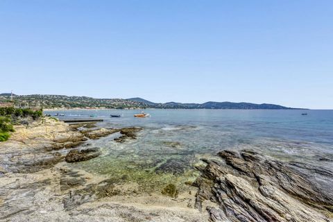 Waterfront, renovated house ideally located, a few meters walk from the Nartelle beach, offering a spectacular view of the sea and the Gulf of Saint-Tropez. The villa consists of a large living room entirely open to the outside, allowing you to fully...