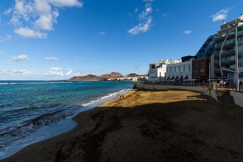 Dit fantastische vakantieappartement van 35 m² biedt uitzicht op zee in een nieuw gebouwd gebouw uit eind 2022, gelegen naast het Las Canteras-strand in het stadscentrum. De accommodatie is goed uitgerust met voorzieningen zoals een lift, strijkijzer...