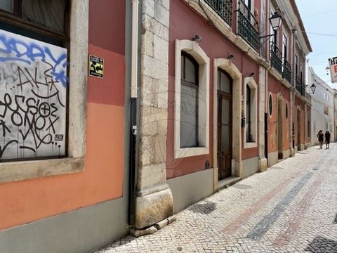 Building in the Heart of Setúbal Great Opportunity for Investors in the Area of Tourism or Local Accommodation The building is located in the historic center of Setúbal, in the old parish of Santa Maria da Graça, covered by the ARU (Urban Rehabilitat...