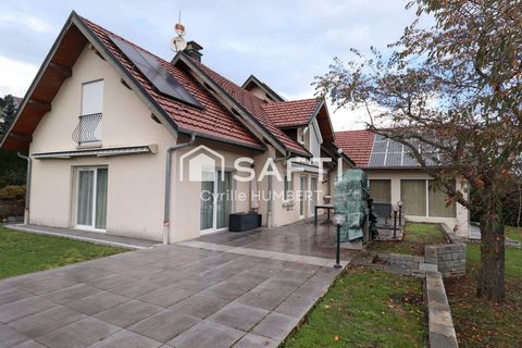 Située sur les hauteur de Villers-le-Lac (25130), cette maison bénéficie d'un environnement. Idéalement placée, elle offre une proximité appréciable avec une école, un collège et une crèche, offrant ainsi un cadre de vie idéal pour les familles en qu...