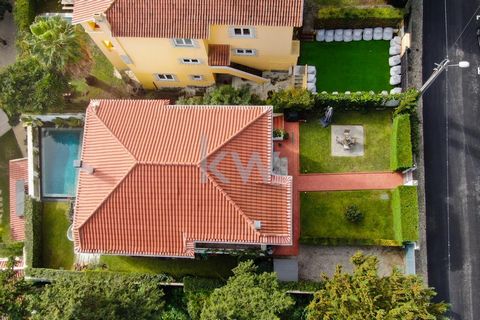 Cette superbe maison de 5 chambres est située dans l'un des quartiers les plus prestigieux d'Estoril. offrant une combinaison d'élégance, de confort et de sophistication. Avec une abondance de lumière naturelle et une grande exposition au soleil, la ...