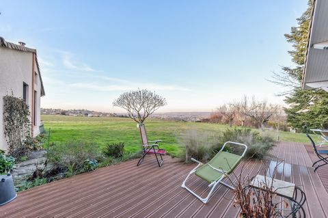 POMPERTUZAT, in a unique setting on a dominant position on the edge of the fields with a breathtaking view of the city of Toulouse, Sophie Bensaid Immobilier is pleased to offer for sale this beautiful architect's house of 260 m2 on a plot of 2000 m2...