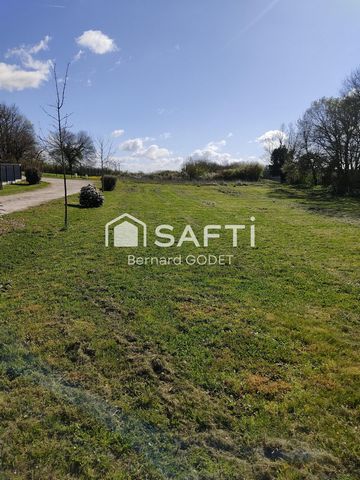 A 2 pas de Verteuil-sur-Charente(beau village médiéval) blotti au pied de son château; rattaché à la commune de Nanteuil-en-Vallée(petite cité de caractère) avec son abbaye et ses maisons datant du douzième siècle, ce terrain, viabilisé d'environ 900...