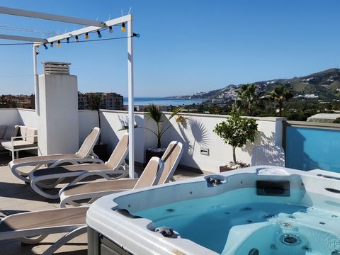 Attique au centre de Nerja, avec 3 chambres et 2 salles de bains, près de la zone Torrecilla, avec 85m² de terrasse privée avec jacuzzi et vue fantastique sur la mer et les montagnes. Il est situé au troisième et dernier étage d'un immeuble, construi...