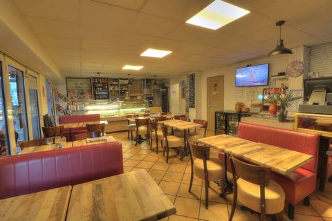 Beautiful brasserie/snack bar in operation for over 25 years. Ideally located opposite the Cagnes-sur-Mer racecourse and just 100 meters from the sea, this brasserie also offers a bread, newspaper and tea room. The establishment is currently open fro...