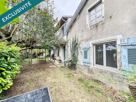 Située dans la commune de Fouchécourt (70160), cette maison bénéficie d'un emplacement paisible proche des commodités locales (10kms). Entourée d'un terrain de 706 m², elle offre un cadre de vie agréable et familial, idéal pour les amoureux de la nat...