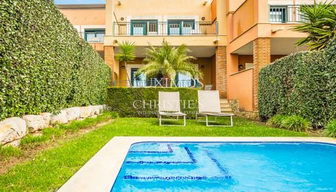 Luxury 2-bedroom villa, fully furnished , with swimming pool, garden and parking, in the Vale de Milho Village tourist development in Carvoeiro , Algarve . This 2-bedroom villa, located in the exclusive Vale de Milho Village tourist development in Ca...