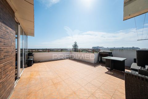 Appartement met 3 slaapkamers en terras in het centrum van de stad Sines, aan de kust van Alentejo, dicht bij scholen en op 10 minuten lopen van het strand. Groot appartement, met 146 m2, en uitstekende blootstelling aan de zon, met een terras waar u...