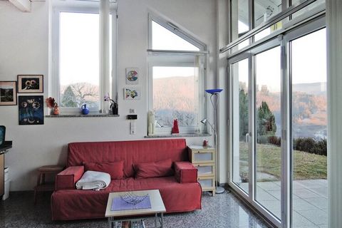 Situé dans le quartier calme de Pfaffenberg, cet appartement de vacances dispose d'une terrasse offrant une magnifique vue panoramique sur la Forêt-Noire (700 m d'altitude). Zell im Wiesental, le cœur du Zeller Bergland, se situe dans la partie la pl...