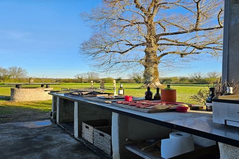 Das schöne Ferienhaus Haut de Gamme hat eine ruhige Lage, in der Nähe vieler schöner Sehenswürdigkeiten, netter Geschäfte und gemütlicher Restaurants. Es ist ideal für einen Urlaub mit Familie oder Freunden. Das Haus ist nicht weit entfernt von Caste...