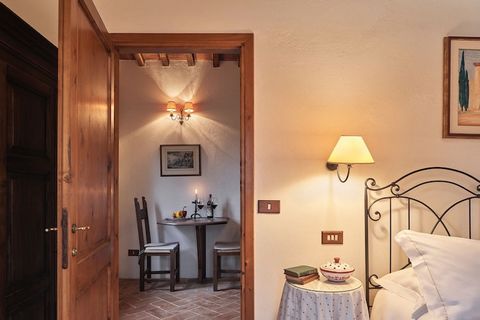 Deze charmante accommodatie tussen Umbrië en Toscane heeft een mooi zwembad (open van maart tot oktober) dat gedeeld wordt met andere gasten. Het is een uitstekende keuze voor een vakantie met z'n tweeën of met het gezin. Het huis La Casetta is gezel...