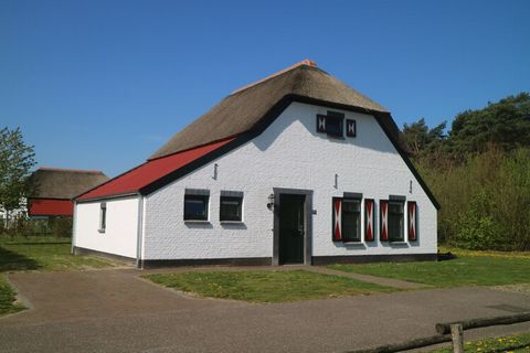 In het Limburgse Roggel vind je deze mooie boerderijvilla. De villa heeft 4 slaapkamers en is groot genoeg voor meerdere gezinnen of een groep van 9 personen. Op het park vind je een gedeeld zwembad waar je uren door kunt brengen. Dit boerderijvillap...