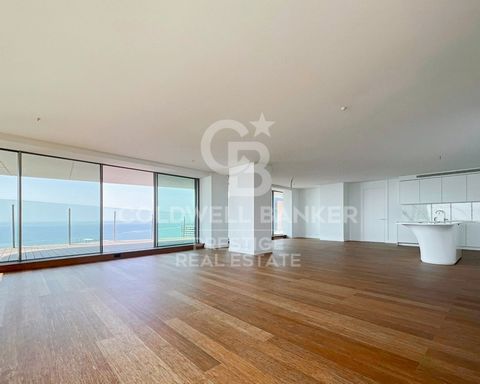 Amazing grand new flat with 2 terraces of 96 sqm and 15 m2. Located in the highest residential tower of Barcelona, and uniquely positioned on the shoreline in Diagonal Mar district. This impeccably designed residence is awash with natural light due t...