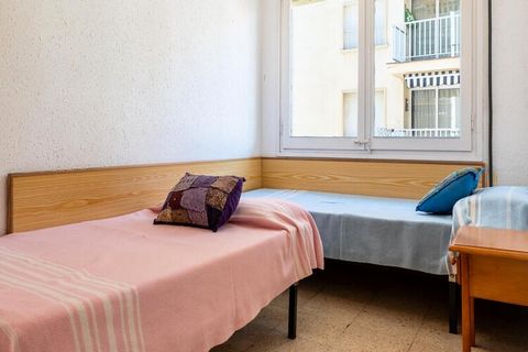 Dit charmante appartement biedt plaats aan maximaal 4 personen en is gelegen in een uitstekende kustomgeving in het Torremar-gebouw. Het beschikt over twee gezellige slaapkamers, elk voorzien van twee eenpersoonsbedden, en een woonkamer die uitkomt o...