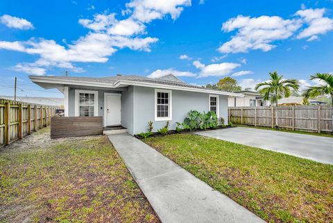 Built in 2019, this Miami home offers durable high-impact windows, 18-inch tile floors, and dark-stained wood accents. The kitchen is equipped with high-gloss white cabinets, quartz countertops, and stainless steel Frigidaire appliances, along with a...