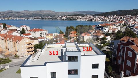 Appartement penthouse avec terrasse sur le toit au troisième étage S10 dans un nouvel immeuble à Okrug Gornji, Čiovo est à vendre. L’immeuble est situé à 200 mètres de la mer et de la plage et dispose de 11 appartements et d’un ascenseur, et chaque a...