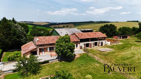 RARE et UNIQUE, propriété de 42 hectares Découvrez cette superbe longère implantée sur 42 hectares agricoles situé, à Lézat-sur-Lèze, offrant un cadre de vie paisible et enchanteresse. Cette trés belle ferme authentique,combine charme rural et confor...