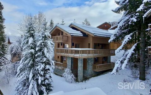 Denna 210 m² stora chalet ski-in-ski-out ligger i det eftertraktade området Courchevel La Tania och har ett rymligt mottagningsrum med öppen spis och öppet kök med utsikt över en stor terrass på 40 m². Förutom sex sovrum med eget badrum med balkong, ...