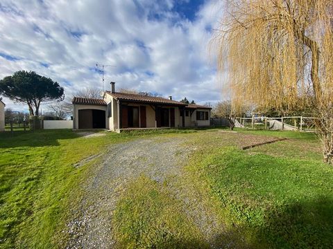 EXCLUSIVITÉ Dans un hameau à SAINT SIMON DE BORDES Maison comprenant : Une salle à manger-salon, cuisine aménagée,4 chambres, un bureau, salle de bain, wc. Fenêtres double vitrage bois et pvc. Chauffage électrique à inertie. Ballon d'eau chaude solai...