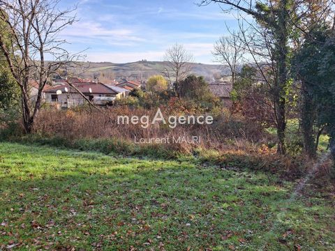 Situé dans la charmante commune de Lézat-sur-Lèze (09210), ce terrain bénéficie d'un emplacement idéal, à proximité des écoles, du centre-ville et des commerces. Niché dans un environnement paisible et typique d'un village, il offre une ambiance calm...