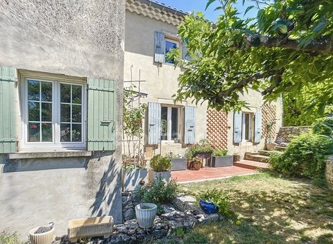 Le Charme de l'Ancien avec une vue imprenable sur la Vallée En Drôme Provençale, à 5mn au Sud de Montélimar, découvrez cette magnifique propriété en pierre des années 1850 avec extension dans les années 1970, sur sous-sol, offrant près de 130 m² habi...