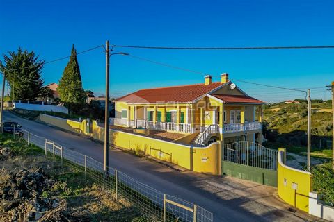 Villa de deux étages située à environ neuf kilomètres de la capitale du Ribatejo. Les deux étages sont divisés en sous-sol et rez-de-chaussée à l´avant et rez-de-chaussée et premier étage à l´arrière, le sous-sol ayant un accès direct au patio où se ...