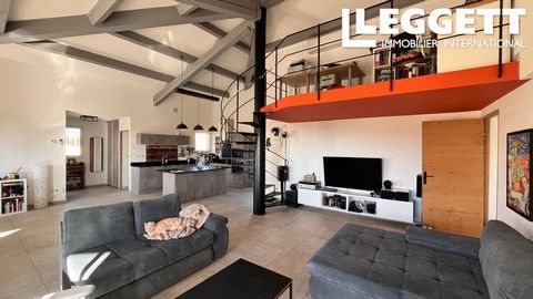 A34605CHS30 - Située au sein d'une résidence sécurisée et privée, cette villa d'architecte parfaitement entretenue de 210 m²hab sur deux niveaux se trouve à proximité immédiate des commerces, d'un collège et des arrêts de bus. Elle comprend : Au rez-...