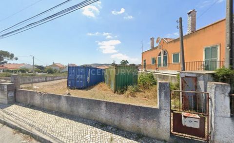 Nous présentons un excellent terrain urbain de 1018 m², situé à Albarraque, Sintra, lune des zones les plus recherchées pour la construction de résidences de qualité. Avec un emplacement privilégié, ce terrain offre une opportunité unique pour ceux q...