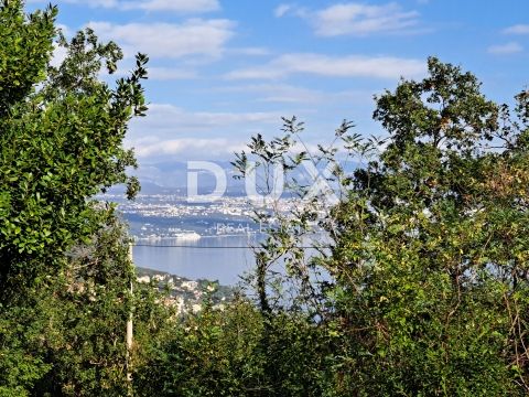 Location: Primorsko-goranska županija, Lovran, Lovran. OPATIJA, LOVRAN, UMGEBUNG - Grundstück mit wunderschönem Blick auf das Meer. Oberhalb von Lovran, einer kleinen Stadt mit langer und reicher Vergangenheit, mit einer jahrhundertealten Tradition i...