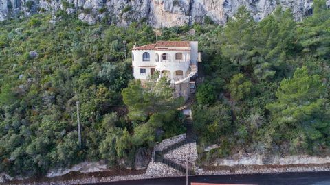 Located in the highest area of Maryvilla, this chalet offers stunning sea views. It has two independent apartments: Upper floor: 2 bedrooms and 1 bathroom. Ground floor: Original space to be developed. Original villa with great potential for updates....